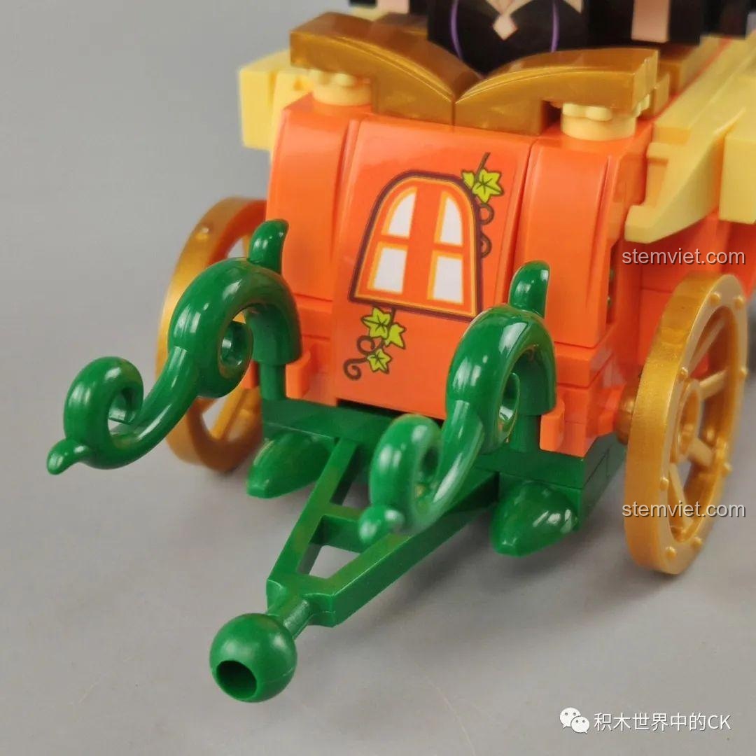 Cận cảnh chi tiết dây leo xanh ở đầu xe bí ngô, một chi tiết thiết kế tinh xảo của bộ đồ chơi QMAN.