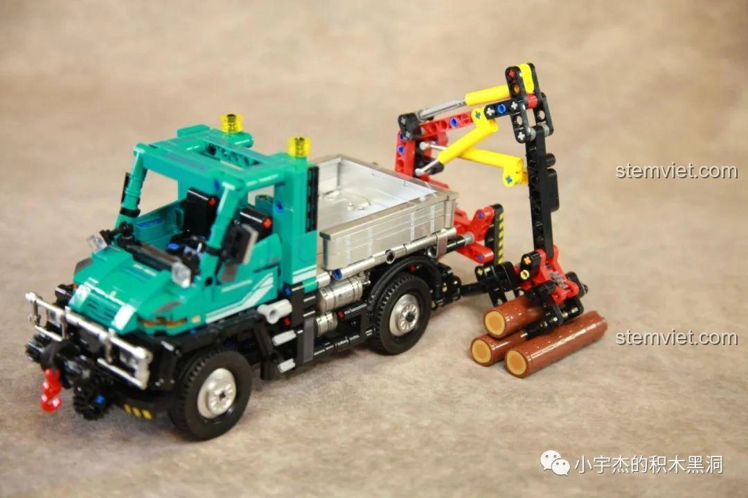 Dây tời của Xe tải công trình Unimog U400 SEMBO Block 720900 được kéo dài ra, minh họa chức năng.