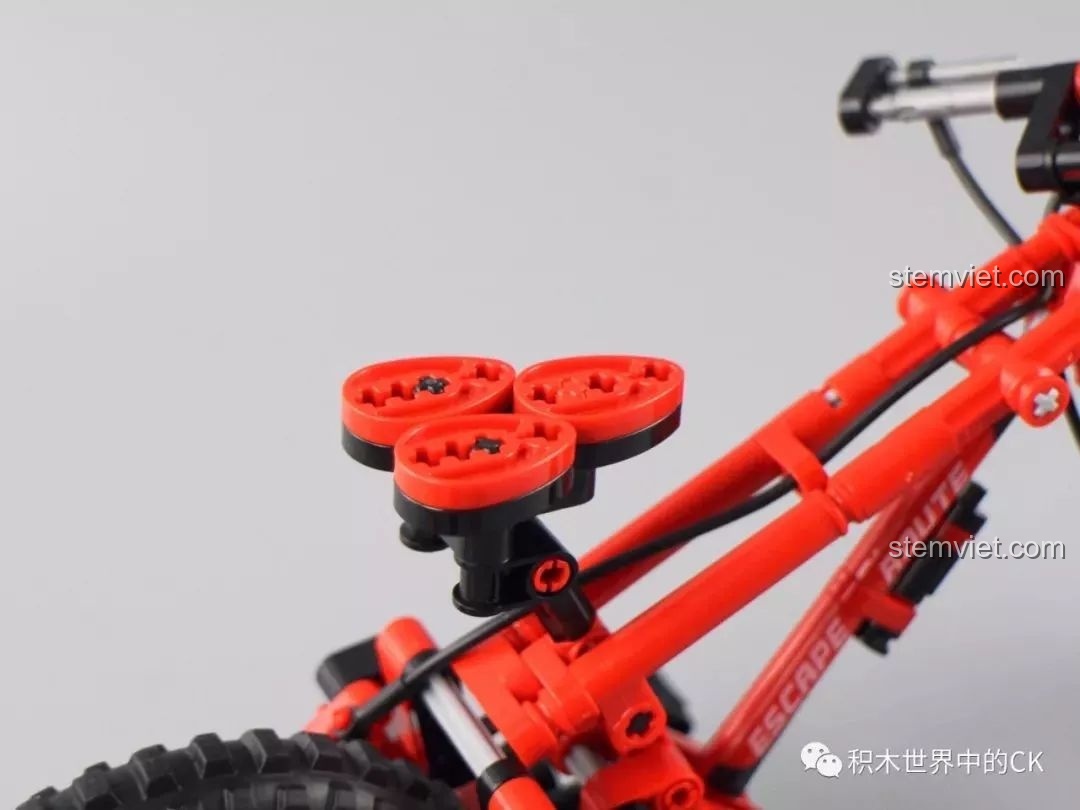 Cận cảnh dây xích được lắp từ nhiều mắt xích nhỏ trong bộ đồ chơi xây dựng Mô hình xe đạp Technic.