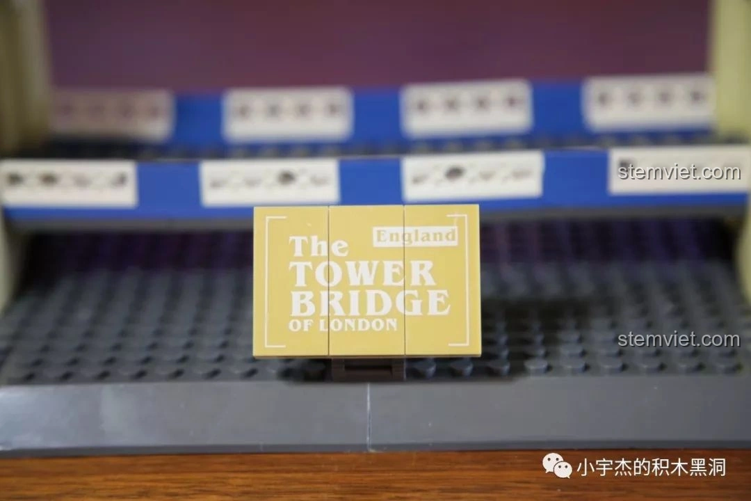 Chi tiết dây xích màu xanh trên mô hình WANGE 4219 Cầu Tháp Luân Đôn.