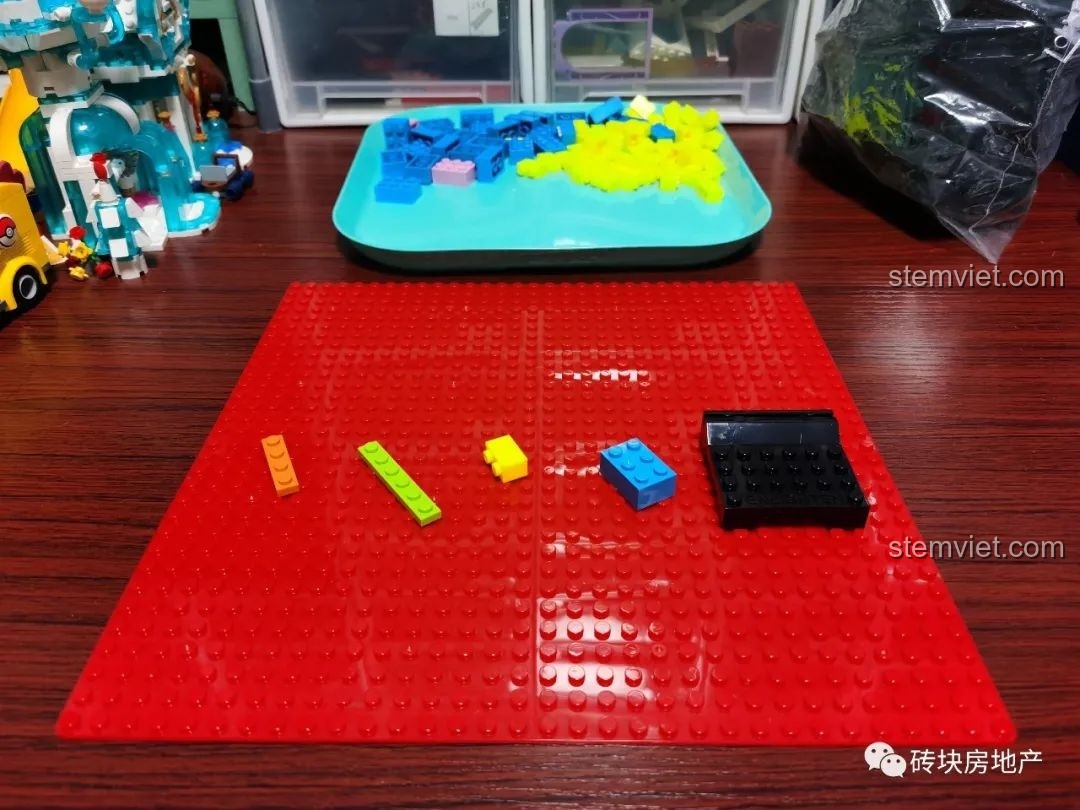 Đế lắp ráp màu đỏ và các mảnh ghép cơ bản, bước khởi đầu xây dựng hộp trưng bày minifigure DIY.
