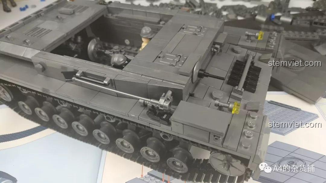 Đế tháp pháo được lắp từ các mảng gạch phẳng. Chất lượng của các mảng gạch này không được đánh giá cao.