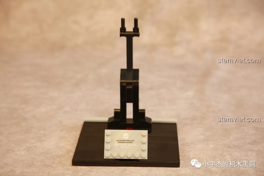 Đế trưng bày của bộ lắp ráp JAKI JK9106 với biển tên in sắc nét.