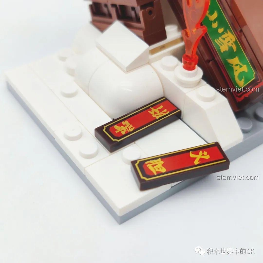 Cận cảnh chi tiết ngọn lửa và các tấm biển nhỏ trên đế trưng bày của Lâm Xung Decool 10801.