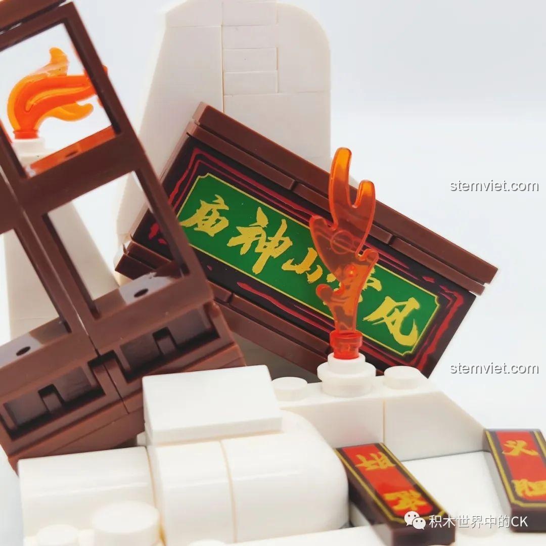 Góc nhìn cận cảnh khác của đế trưng bày Lâm Xung Decool 10801, thể hiện độ chi tiết của các mảnh ghép.