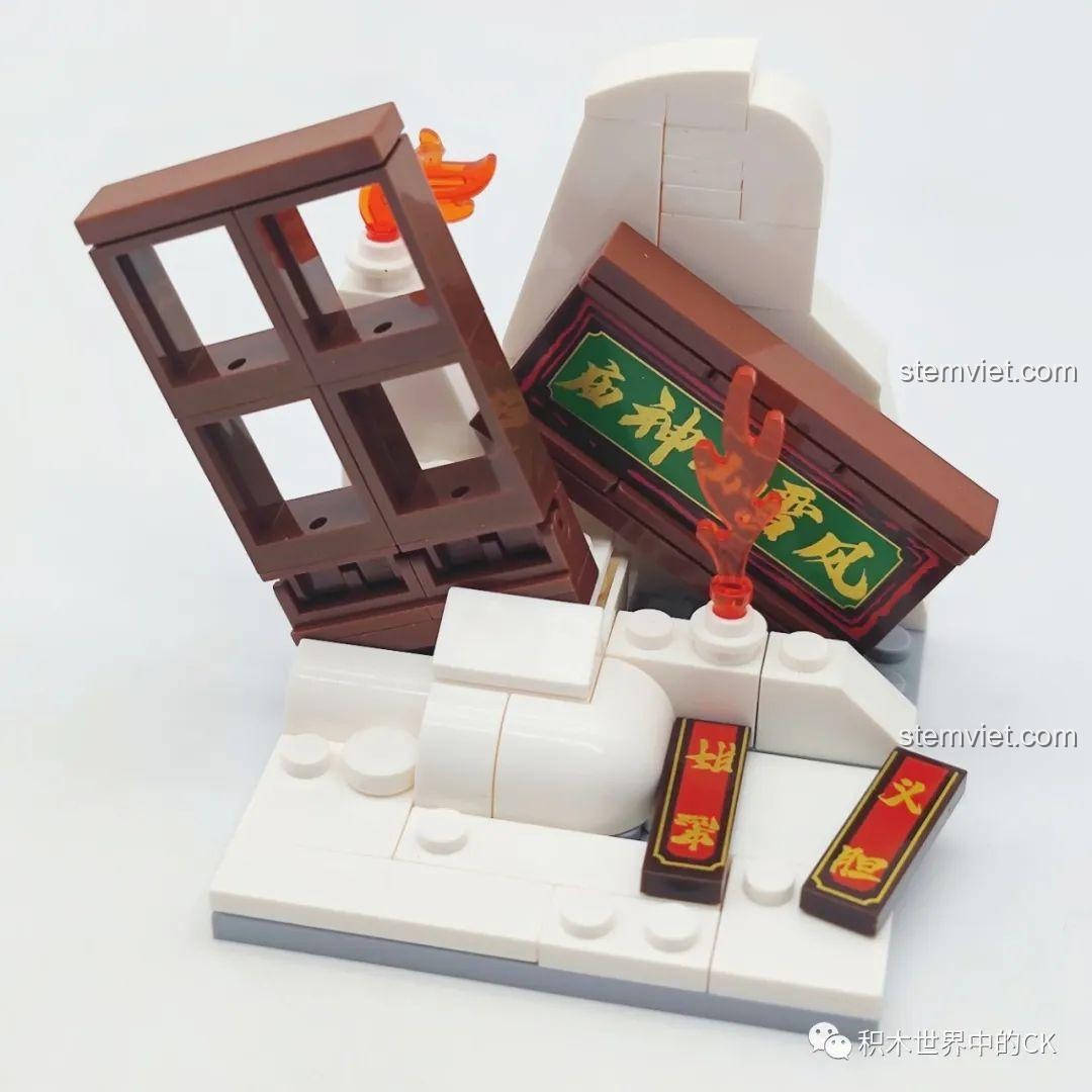Đế trưng bày của bộ lắp ráp Decool 10801 Lâm Xung, tái hiện cảnh Phong Tuyết Sơn Thần Miếu với các chi tiết kiến trúc.