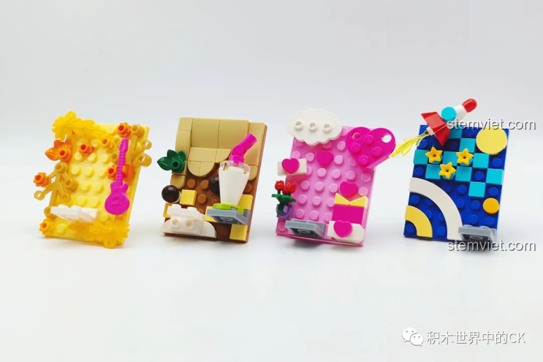 Bốn đế trưng bày minifigure tặng kèm trong bộ Keeppley DZ0155.