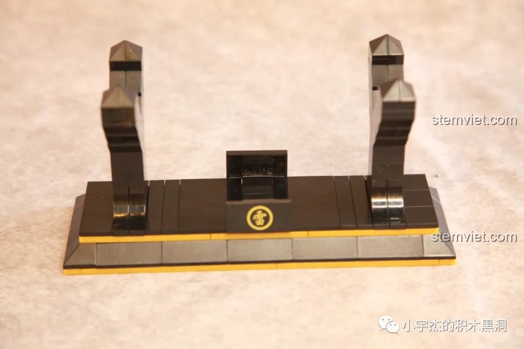 Đế trưng bày của Nhật Luân Kiếm Zenitsu sau khi lắp xong, có mảnh in chữ 'Lôi' (Sấm sét).