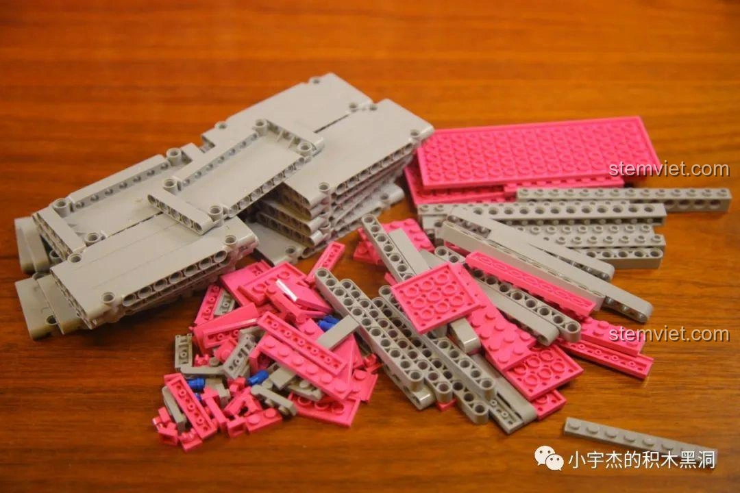 Cận cảnh chi tiết decal dán trên Thùng Container Hồng 1:10 YC-QC013, tăng thêm độ chân thực.