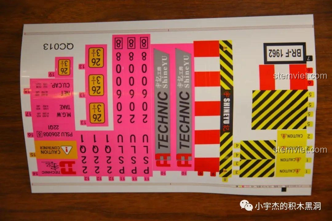 Tấm decal dán chi tiết cho mô hình Thùng Container Hồng 1:10 YC-QC013, với các ký hiệu và logo.