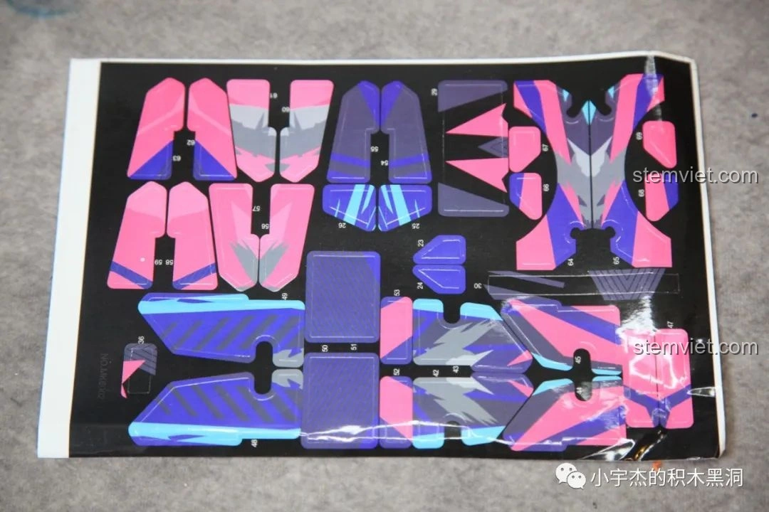 Tấm decal dán xe đầu tiên của bộ lắp ráp Lamborghini Sián FKP 37 Cyberpunk MK6002, với các họa tiết và màu sắc độc đáo.