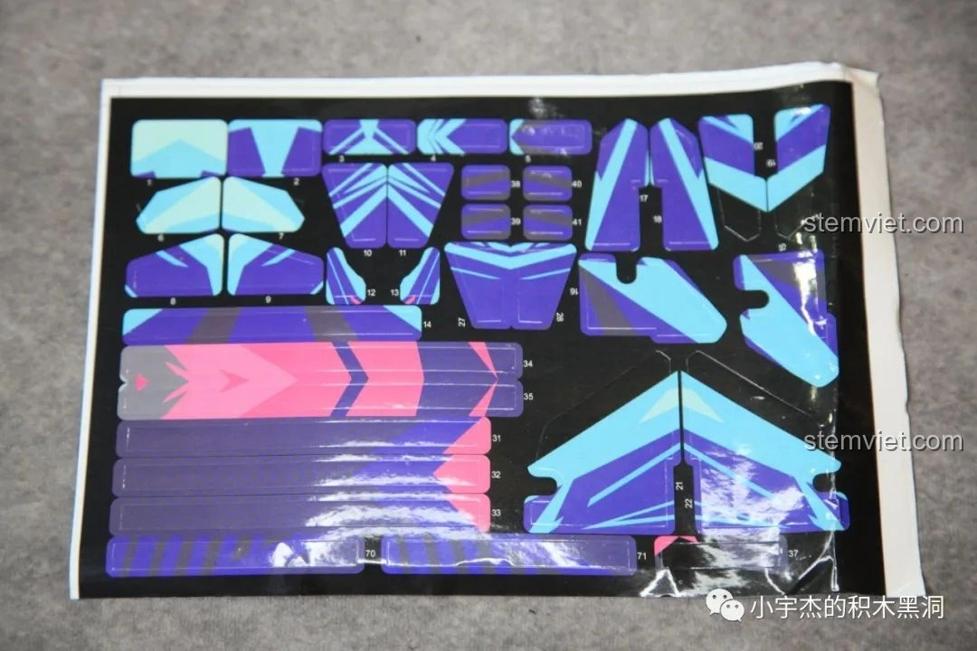 Tấm decal dán xe thứ hai của bộ xếp hình Lamborghini Sián FKP 37 Cyberpunk MK6002, bổ sung thêm chi tiết cho mô hình.