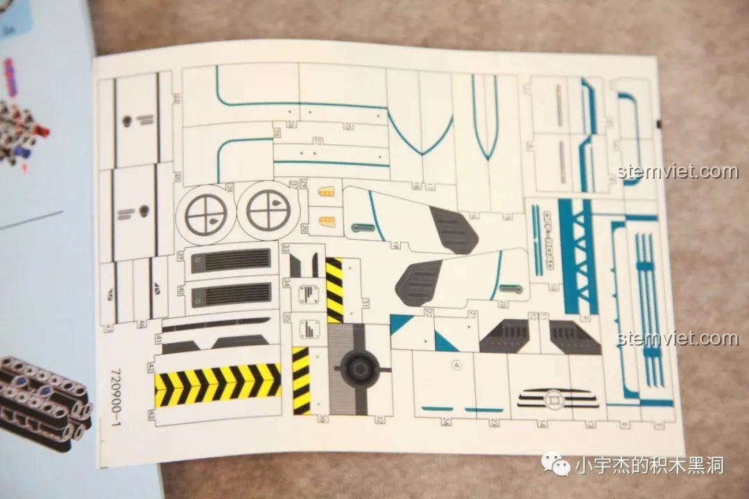 Tấm decal thứ hai với nhiều họa tiết độc đáo cho bộ lắp ráp Xe tải công trình Unimog U400 SEMBO Block 720900.