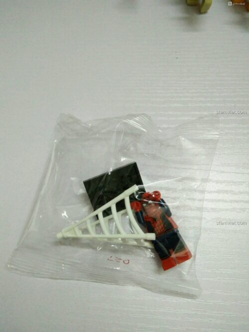 Mặt sau các hộp đồ chơi mô hình Người Nhện mini Decool, thể hiện các mẫu trong series.
