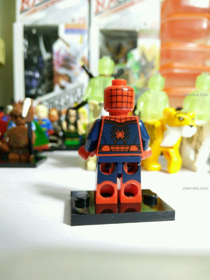 Mặt trước Nhân vật Spider-Man 0274 của Decool, in ấn sắc nét, màu sắc tươi tắn.