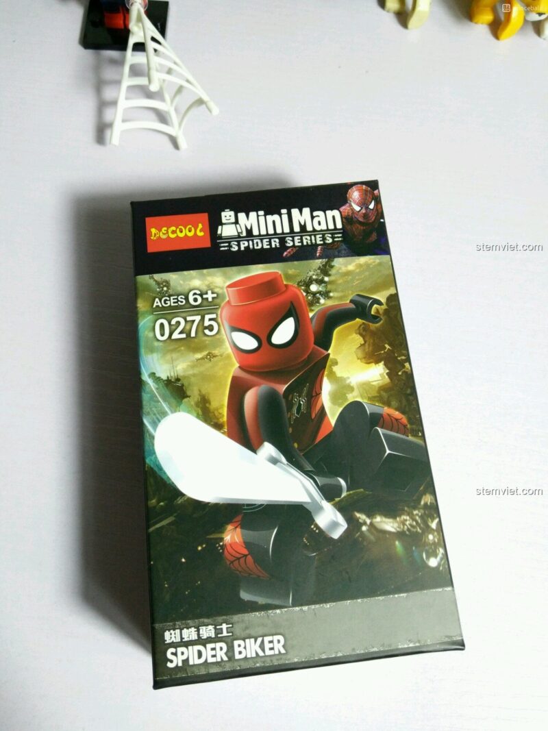 Cận cảnh chi tiết in tay phải của minifigure Decool 274, thể hiện sự tỉ mỉ trong thiết kế.