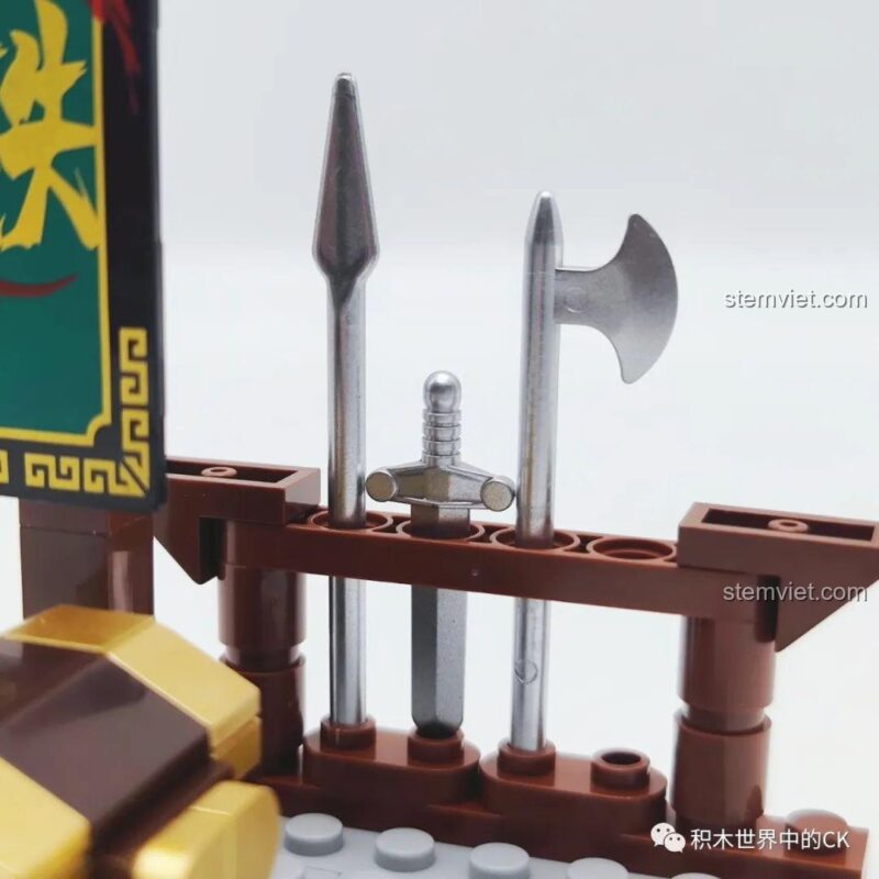 Mặt sau mô hình Lâm Xung, thể hiện áo choàng và giáp, bộ đồ chơi mô hình Thủy Hử Tiểu Hiệp