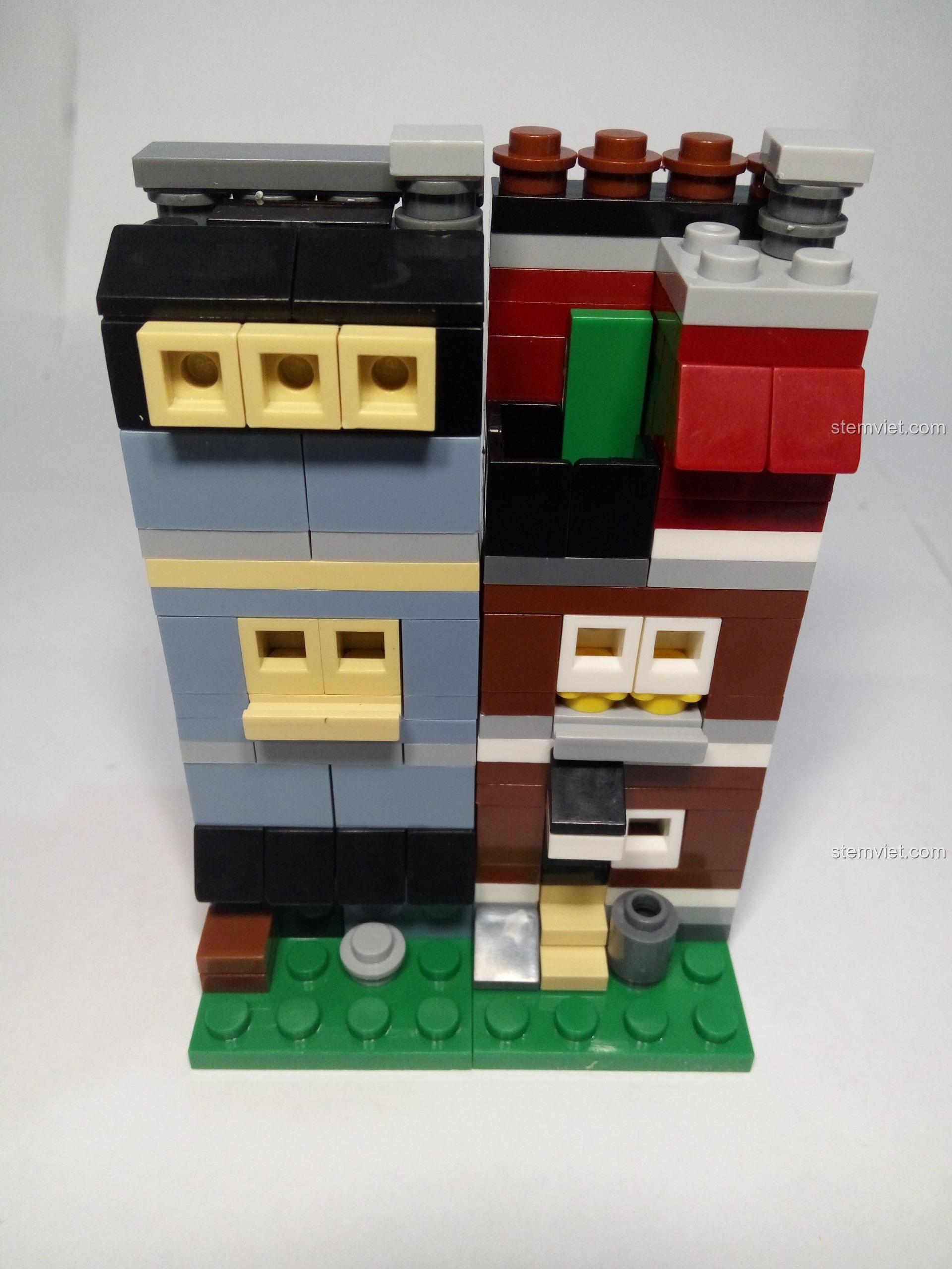 Mặt sau của đồ chơi mô hình Tòa nhà mini 1116 sau khi lắp ráp, thể hiện các chi tiết cửa sổ và ban công.