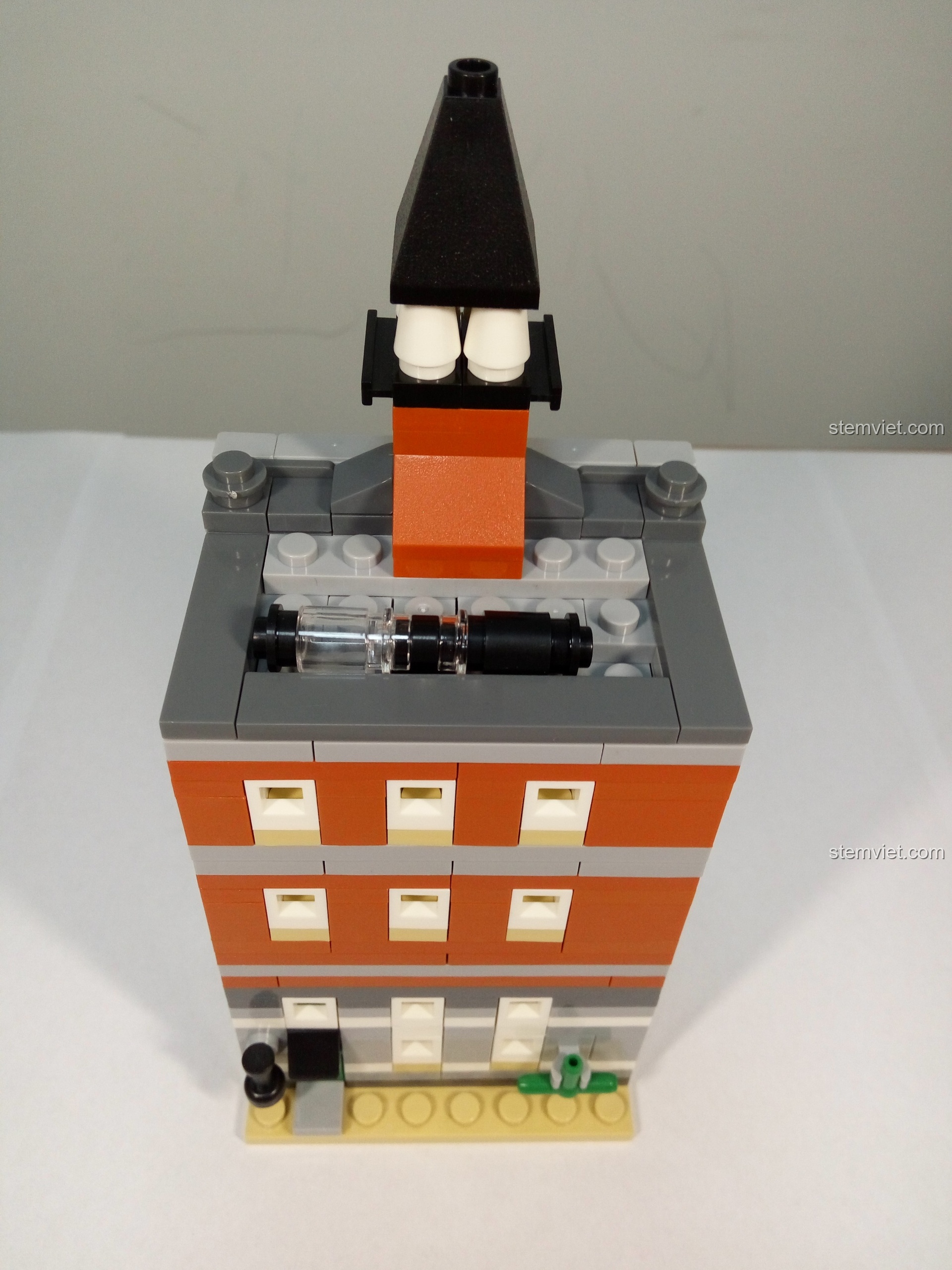 Góc nhìn từ trên xuống của bộ lắp ghép Tòa Thị Chính Mini, tập trung vào chi tiết tháp đồng hồ in.