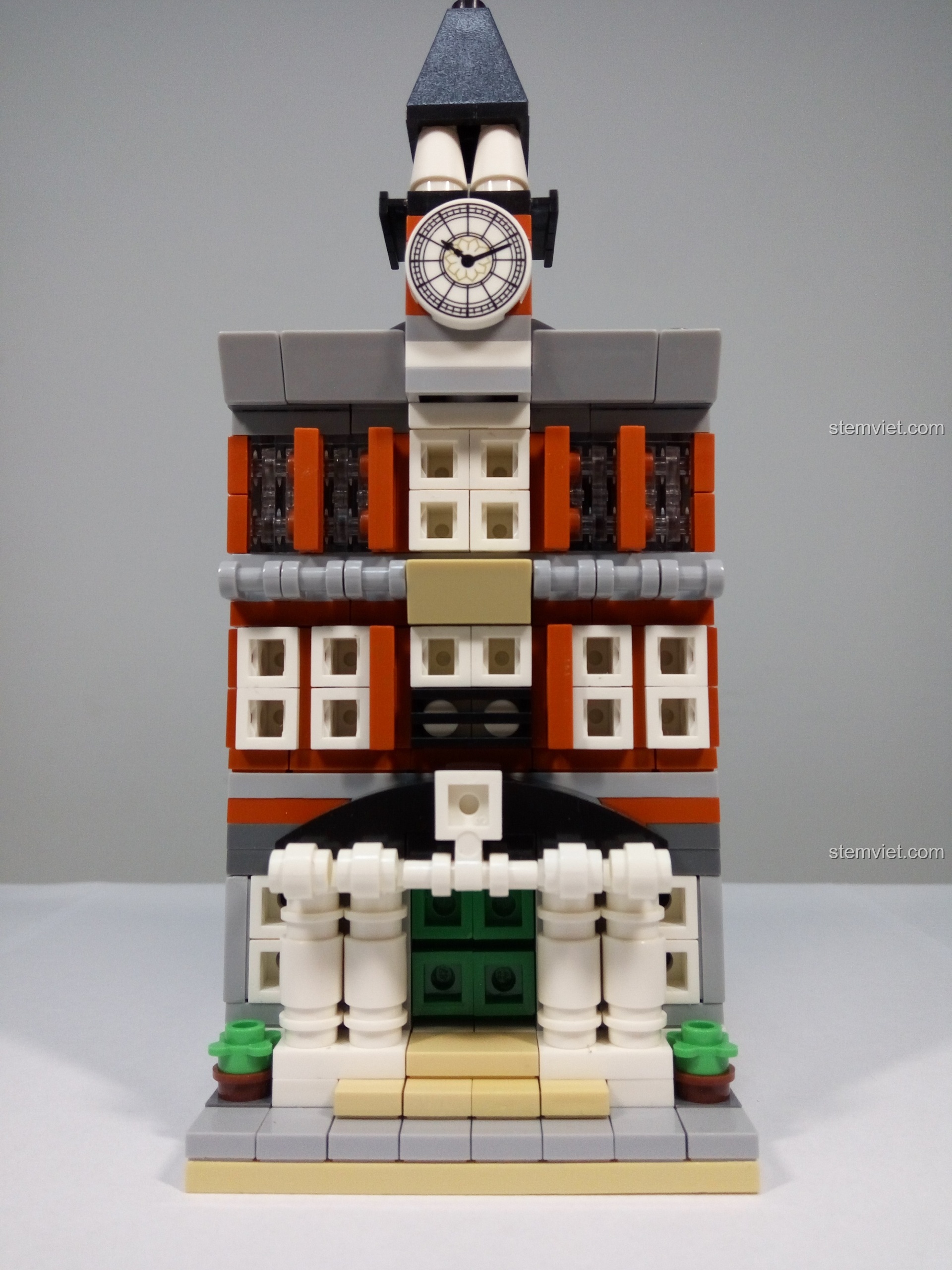 Hộp sản phẩm bộ đồ chơi xếp hình Decool 1118 Tòa Thị Chính Mini, hiển thị 392+ chi tiết và độ tuổi 6+.