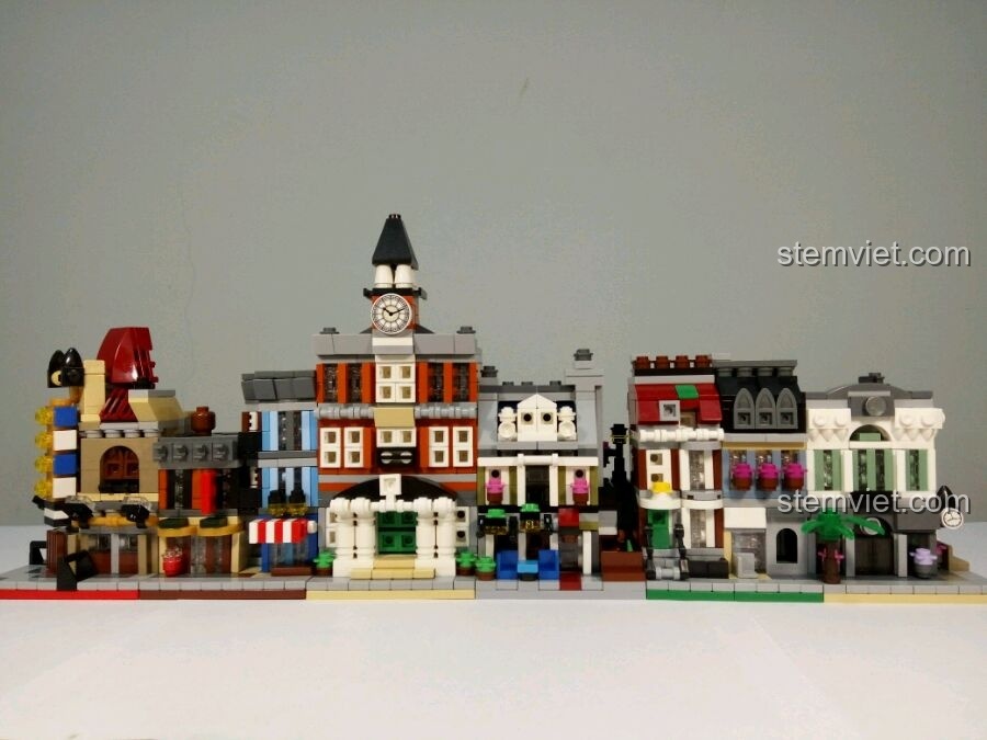 Mặt sau của toàn bộ khu phố mini, bao gồm cả mô hình Tòa Thị Chính Decool 1118.