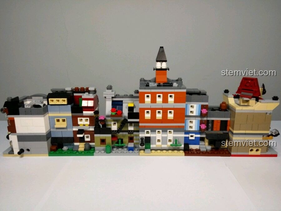 Một góc nhìn khác của bộ sưu tập 6 tòa nhà phố mini Decool, thể hiện sự hài hòa về kiến trúc.