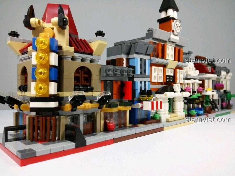 Bộ sưu tập phố mini được sắp xếp liền kề, tạo thành một khu phố sầm uất với Tòa Thị Chính Decool 1118.