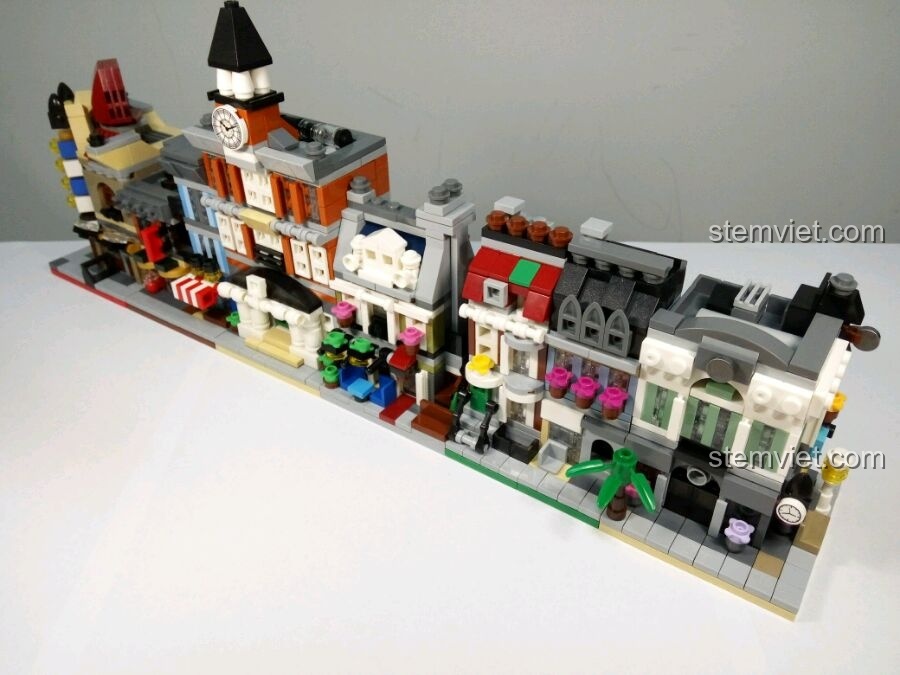 Dãy phố mini nhìn từ phía sau, cho thấy cấu trúc của từng tòa nhà.