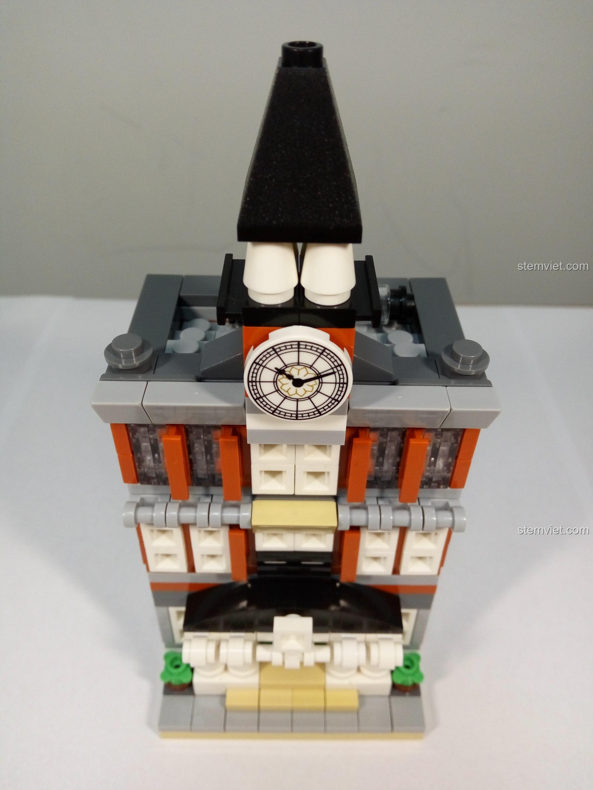 Nhìn từ trên xuống mô hình Tòa Thị Chính 1118, thể hiện chi tiết phần mái và tháp chuông.