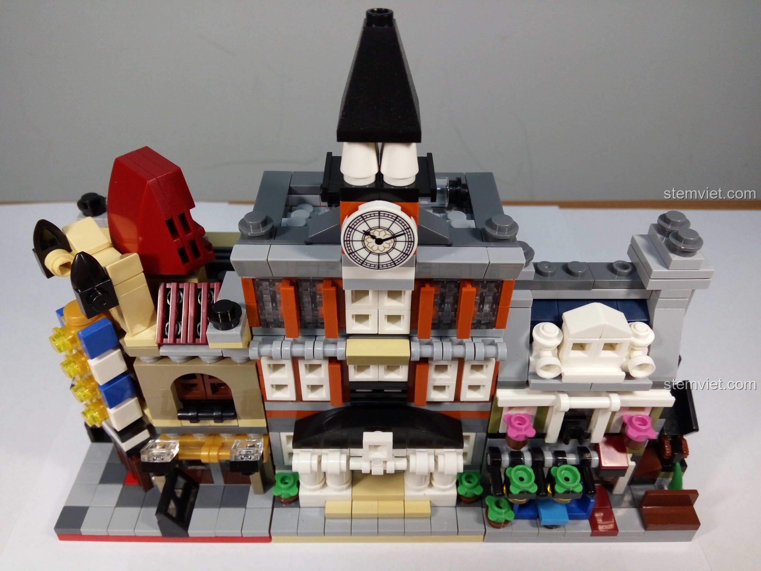 Toàn cảnh dãy phố mini với bộ đồ chơi Tòa Thị Chính Mini Decool 1118 ở trung tâm.