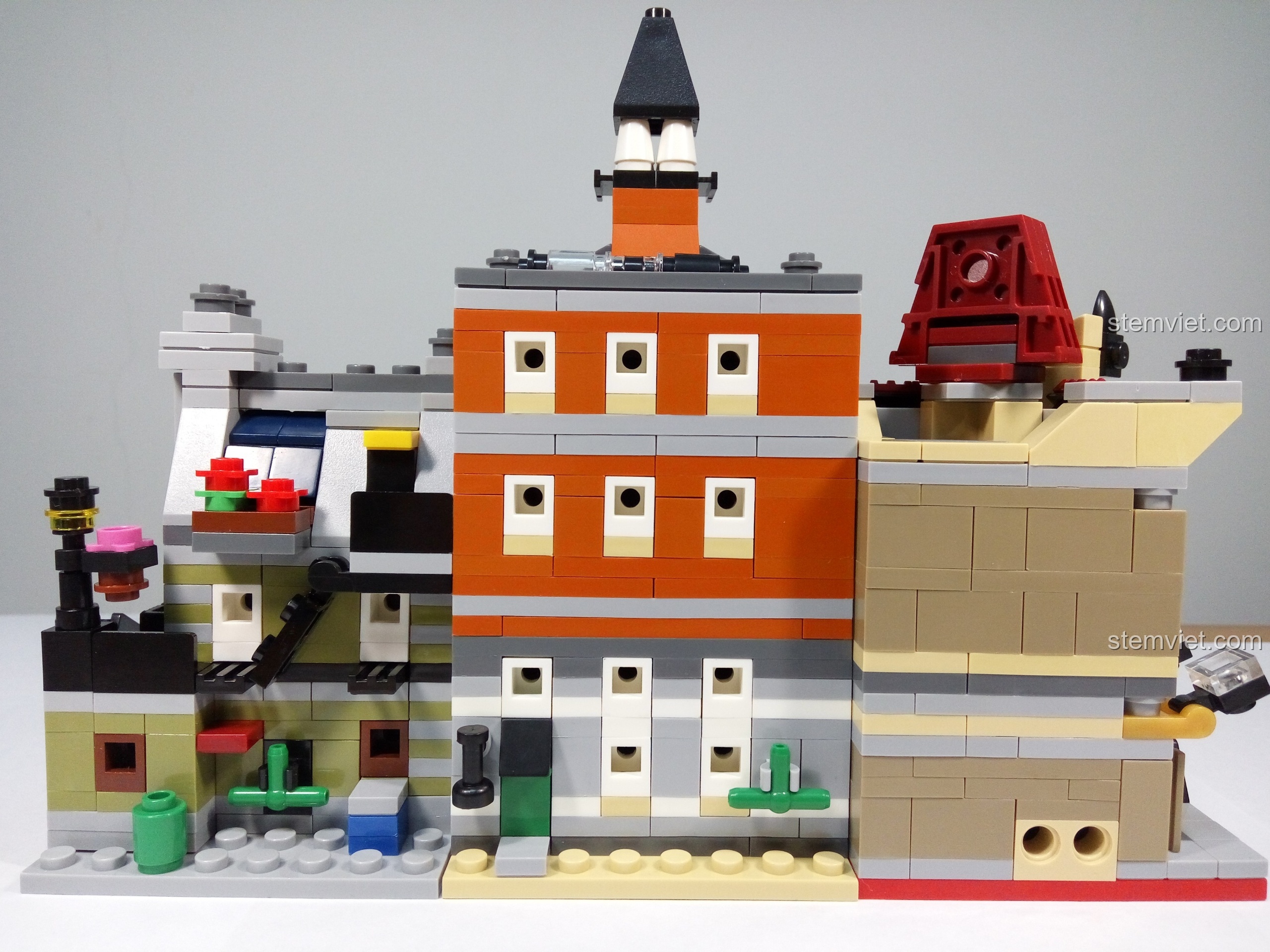 Mặt sau của dãy phố mini, bao gồm bộ lắp ghép Mô hình Tòa Thị Chính 1118.