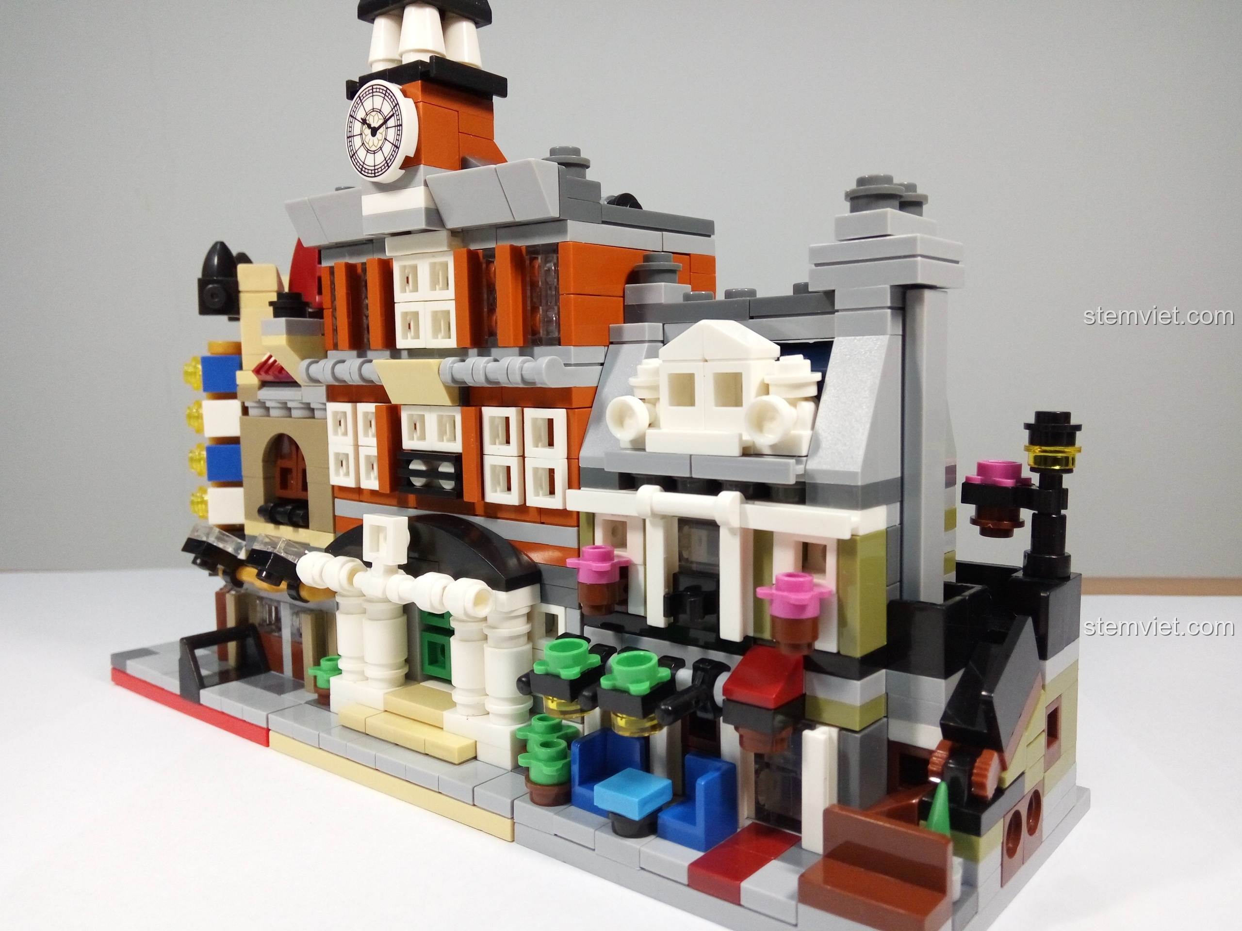 Bộ sưu tập phố mini với đồ chơi xếp hình Decool 1118 Tòa Thị Chính Mini.