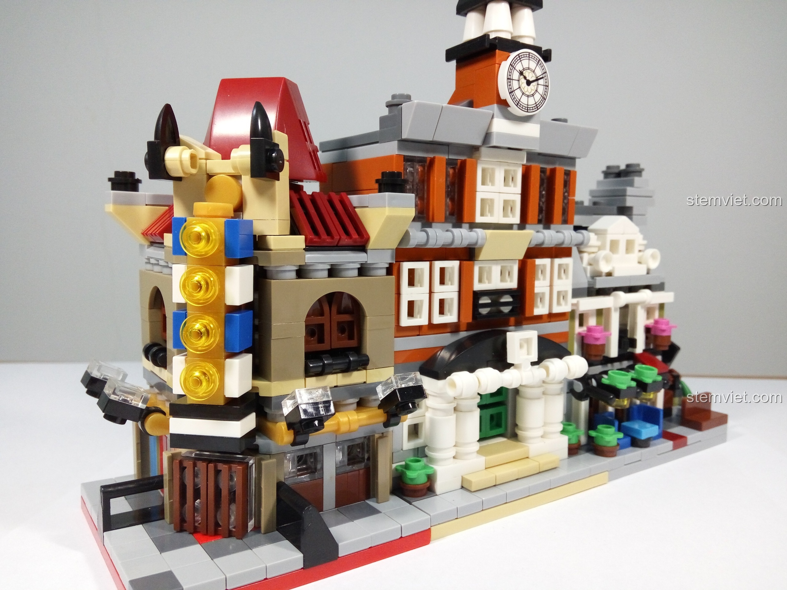 Bộ lắp ghép Tòa Thị Chính Mini Decool 1118 được đặt cạnh các tòa nhà khác trong bộ sưu tập phố mini.