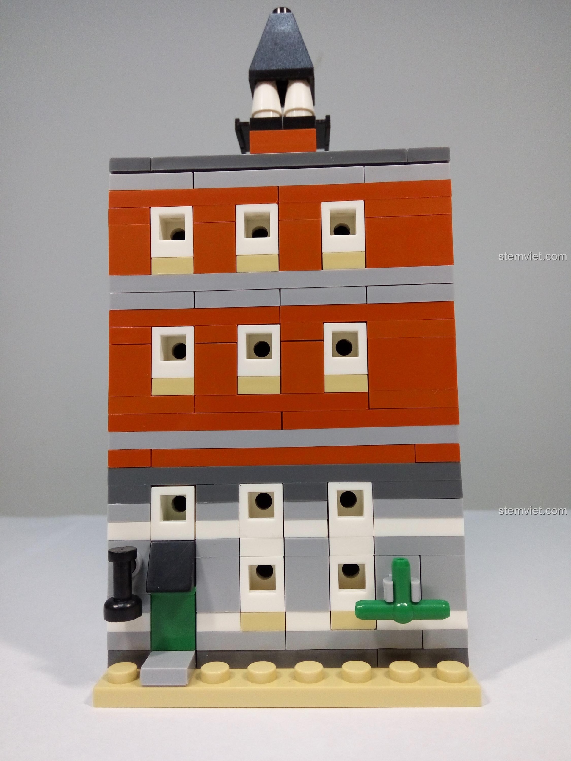 Mặt sau của mô hình Tòa Thị Chính 1118 sau khi lắp ráp hoàn chỉnh, thể hiện các chi tiết kiến trúc.