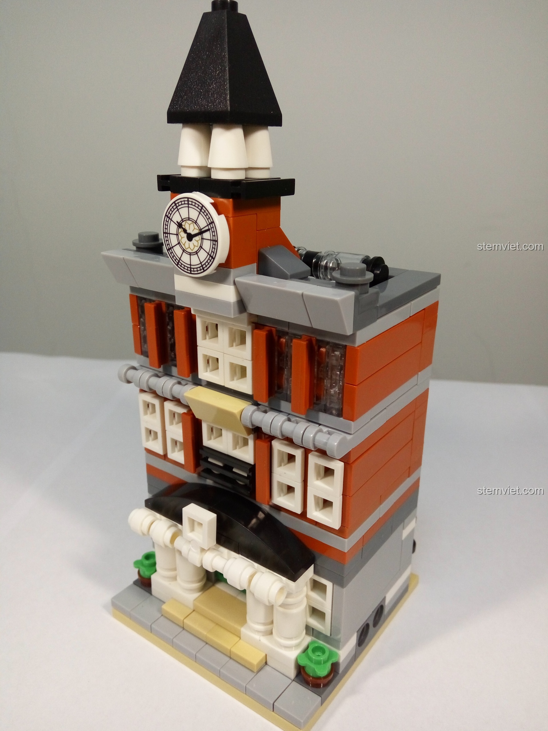 Góc nhìn khác của đồ chơi xếp hình Decool 1118 Tòa Thị Chính Mini, thấy rõ các chi tiết cửa sổ.