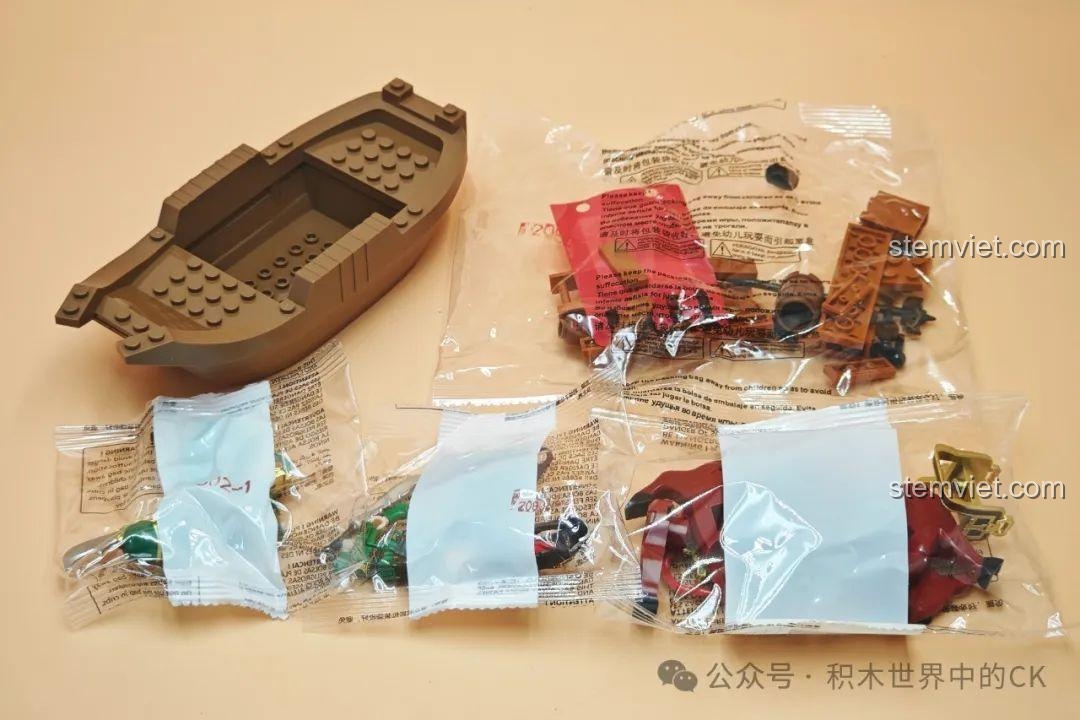 Minifigure Quan Vũ trong bộ đồ chơi Quan Vũ Đơn Đao Phó Hội, trang bị đầy đủ giáp, mũ, râu và Thanh Long Yển Nguyệt Đao.