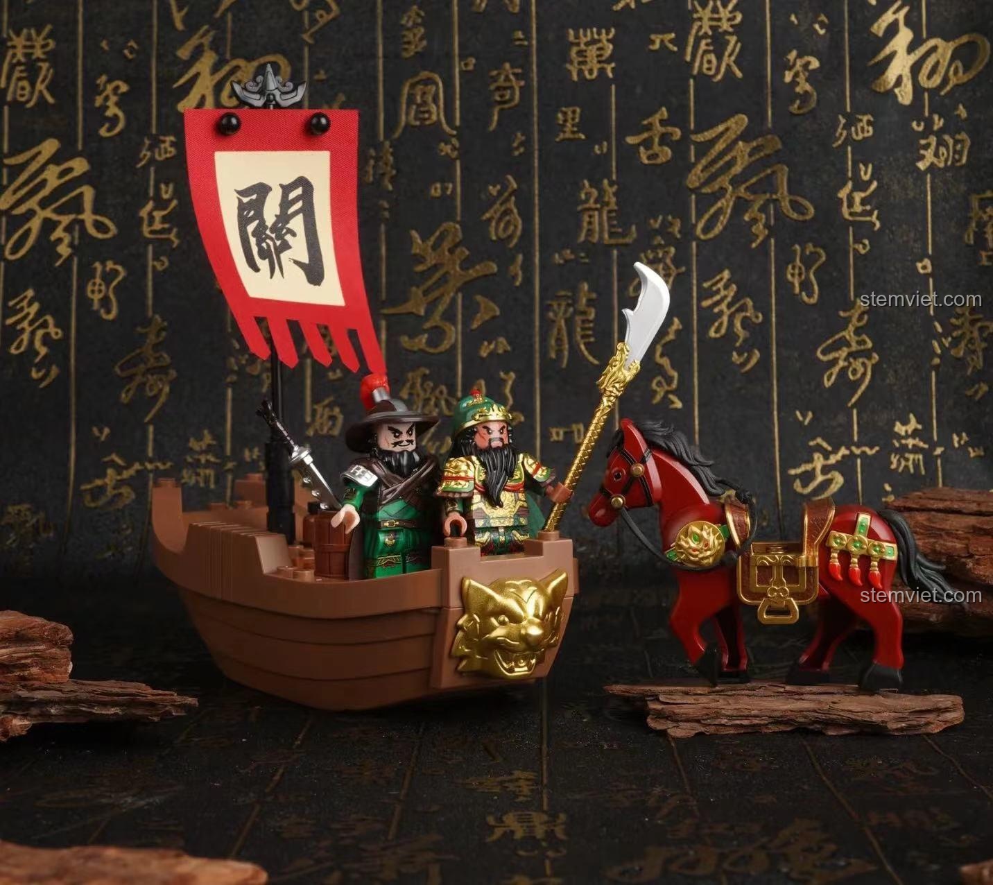 Mô hình Quan Vũ và thuyền chiến 20802 đã lắp ráp hoàn chỉnh, với Quan Vũ, Chu Thương trên thuyền và ngựa Xích Thố đứng bên cạnh.