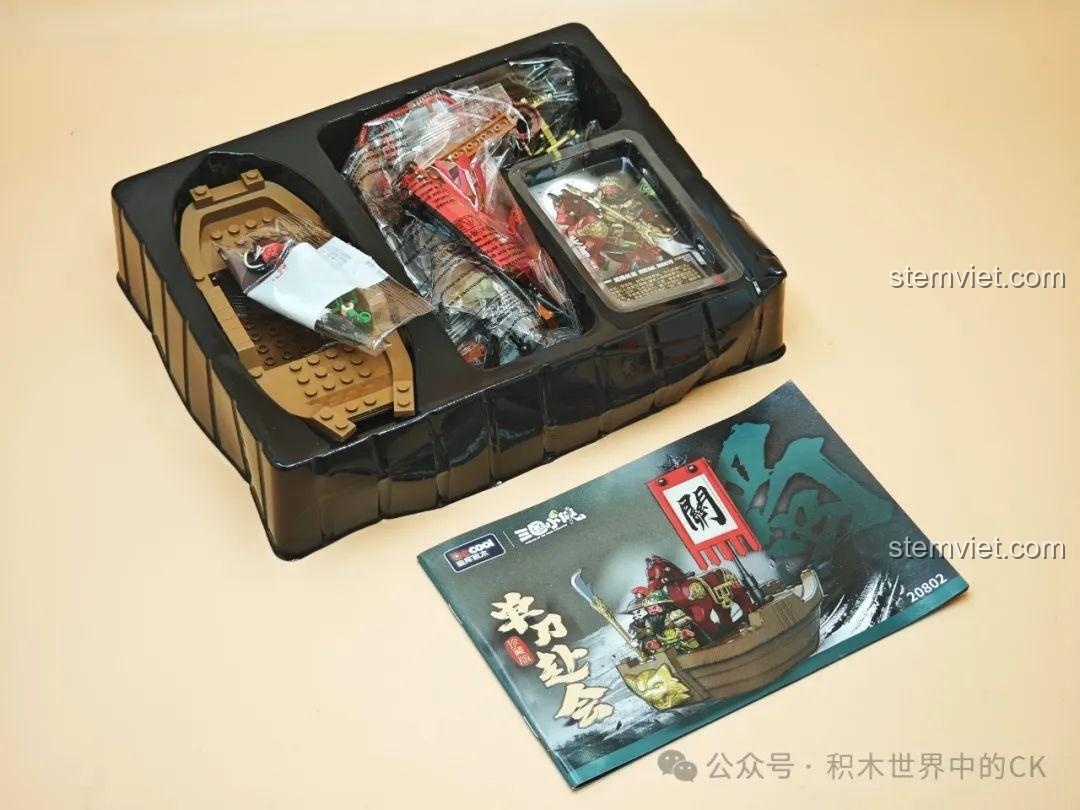 Ảnh mở hộp bộ đồ chơi Quan Vũ và Chu Thương, cho thấy các chi tiết bên trong khay nhựa và sách hướng dẫn.