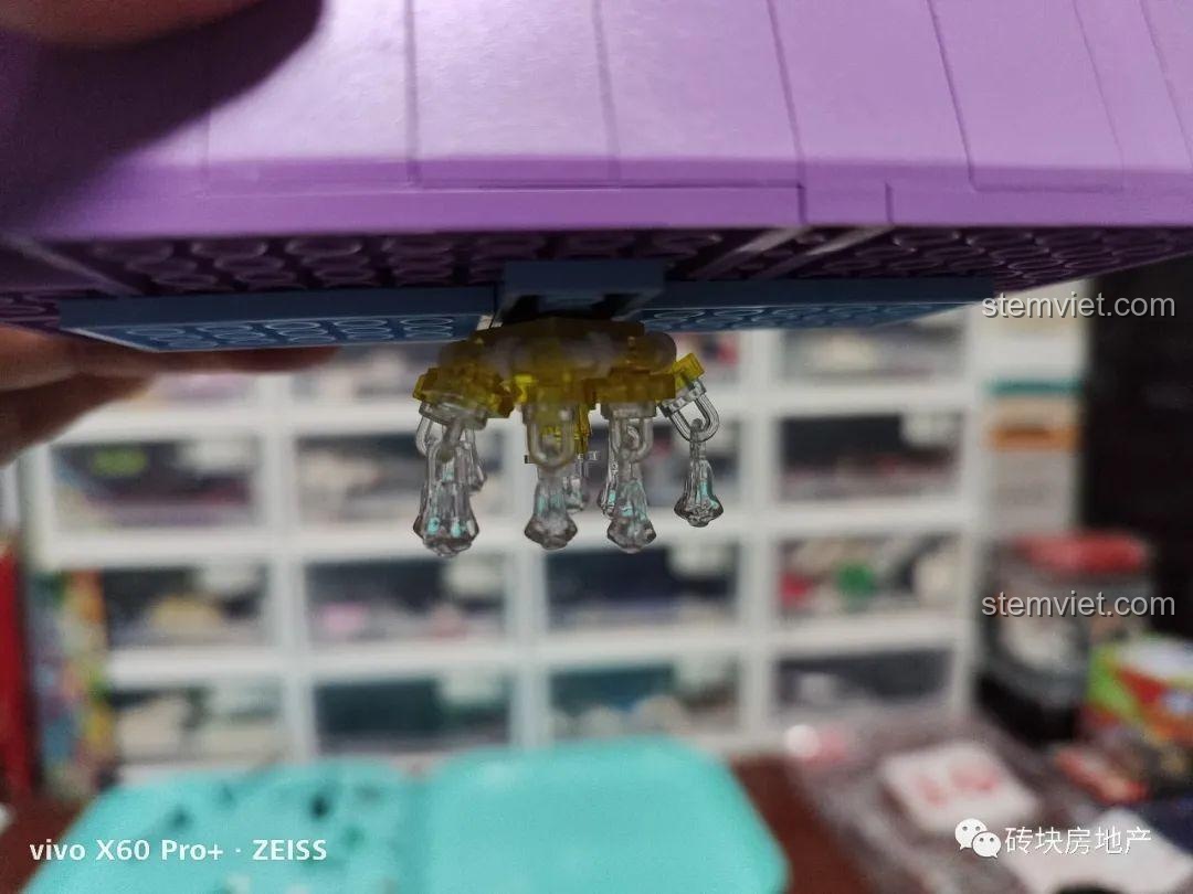 Cận cảnh chiếc đèn chùm được lắp dưới mái vòm của tầng thượng, một chi tiết tinh xảo.