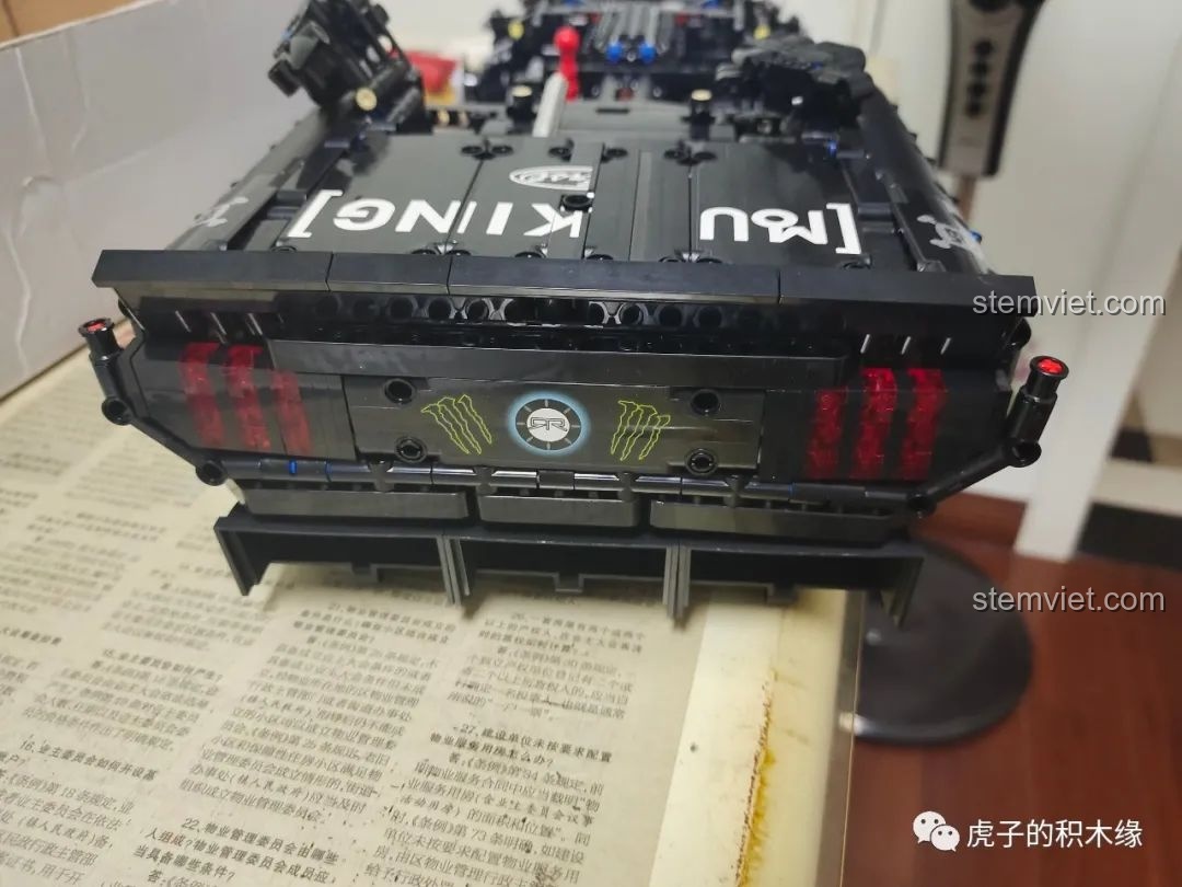 Cụm đèn hậu ba sọc đặc trưng của Ford Mustang được tái hiện trên mô hình Mould King 13108.