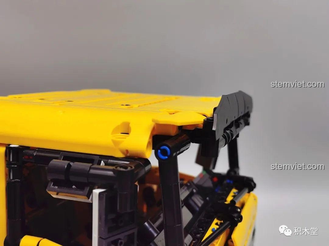 Đèn hậu và thanh chắn phía sau của mô hình Xe Trộn Bê Tông Tycole T4005, chi tiết an toàn.