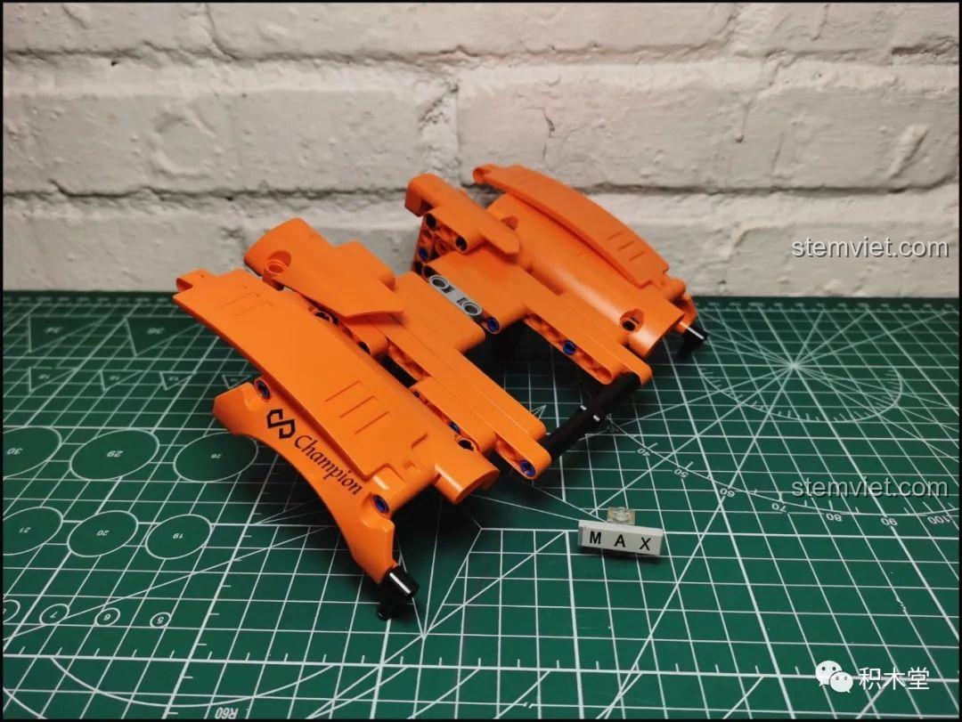 Cận cảnh đèn pha của mô hình Happy Build YC-QC004 McLaren P1, với chi tiết mờ độc đáo, thể hiện sự tinh tế trong thiết kế của bộ lắp ráp.