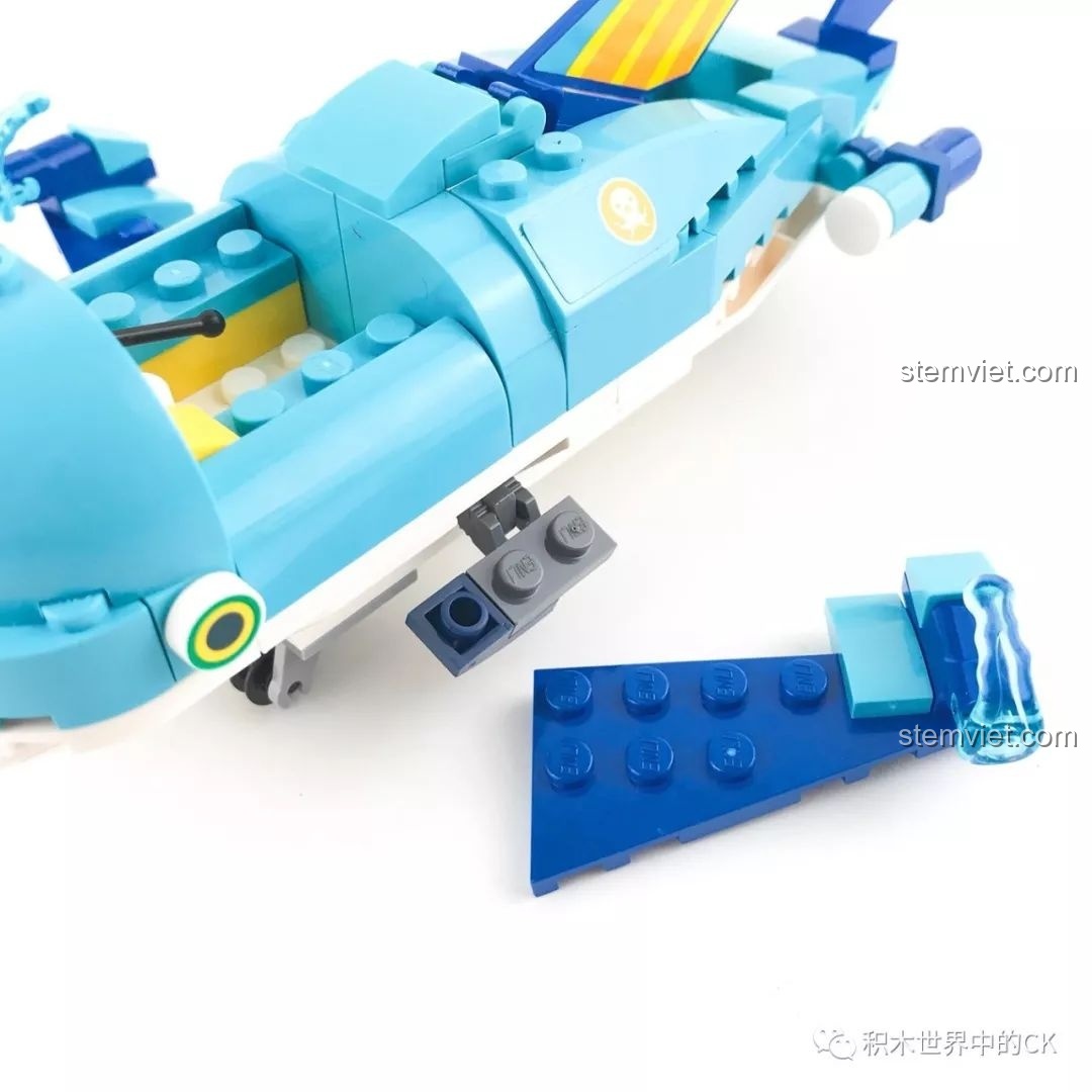 Phần vây bên hông của Tàu Ngầm Cá Kiếm Gup-B QMAN 3702 bị rơi ra, cho thấy khớp nối chưa đủ chặt.