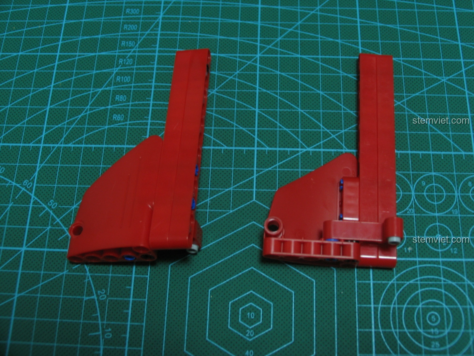 Bộ điều khiển từ xa và các mảnh ghép còn thừa sau khi hoàn thành lắp ráp xe bán tải CaDA C51005.