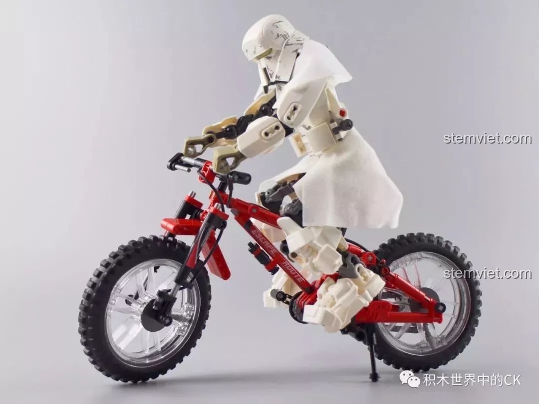 Nhân vật Stormtrooper đang cưỡi trên mô hình xe đạp Sembo 703302, chứng tỏ độ chắc chắn của sản phẩm.