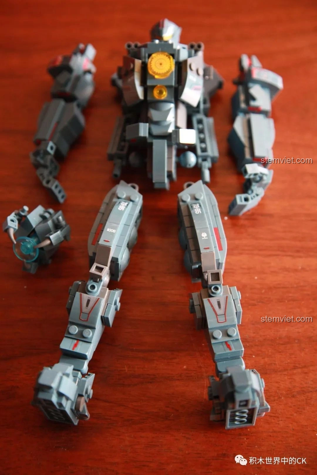 Các bộ phận chính của robot Gipsy Avenger (thân, tay, chân, vũ khí) từ bộ Sluban M38-B0726A đã được lắp ráp riêng lẻ. Nhận xét Sluban M38 B0726A Robot Gipsy Avenger.