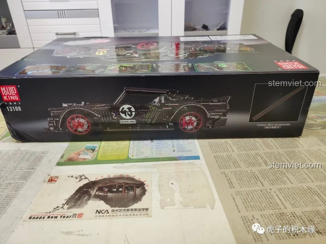 Mặt bên hộp đồ chơi lắp ghép Ford Mustang 1965 độ 13108 có giới thiệu trục carbon siêu bền, một chi tiết cao cấp.