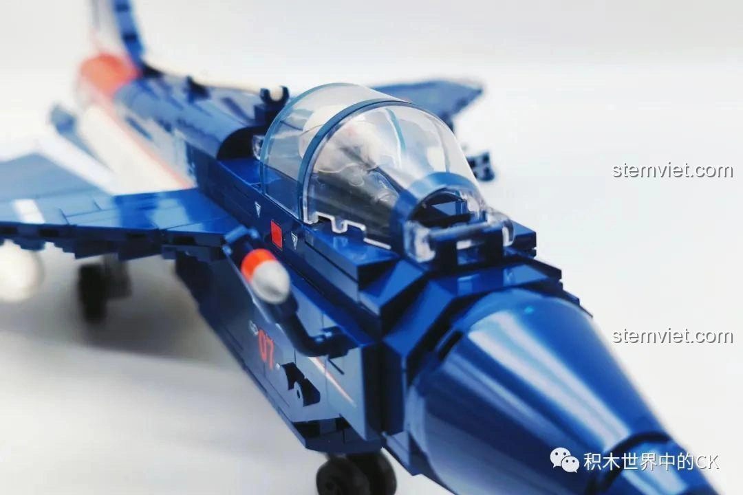 Cận cảnh phần thân của mô hình Máy Bay Biểu Diễn J-10 SEMBO 202188, với các đường nét và số hiệu