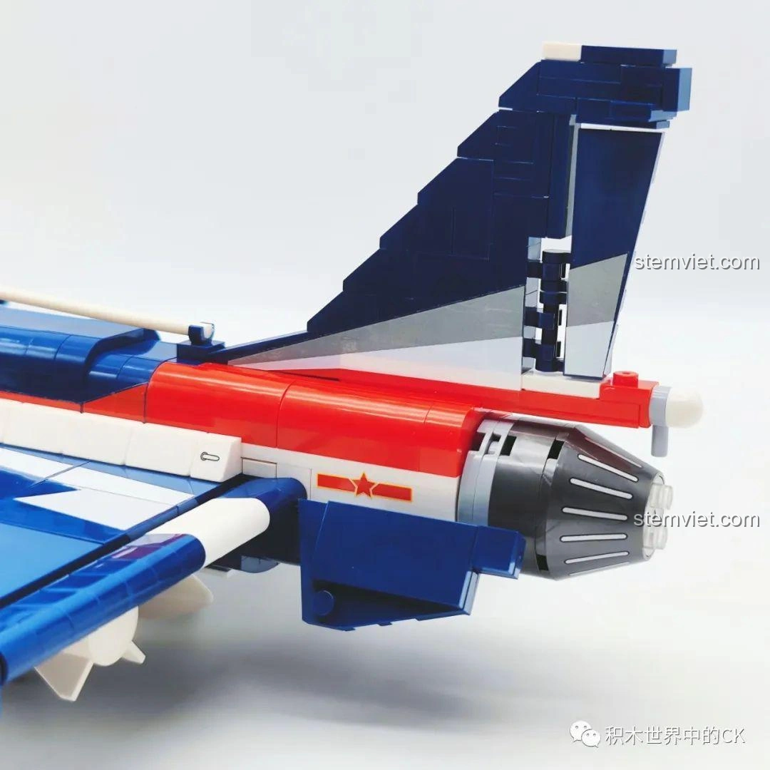 Cận cảnh các loại vũ khí (tên lửa, bom) được gắn dưới bụng của mô hình Máy Bay Biểu Diễn J-10 SEMBO 202188.