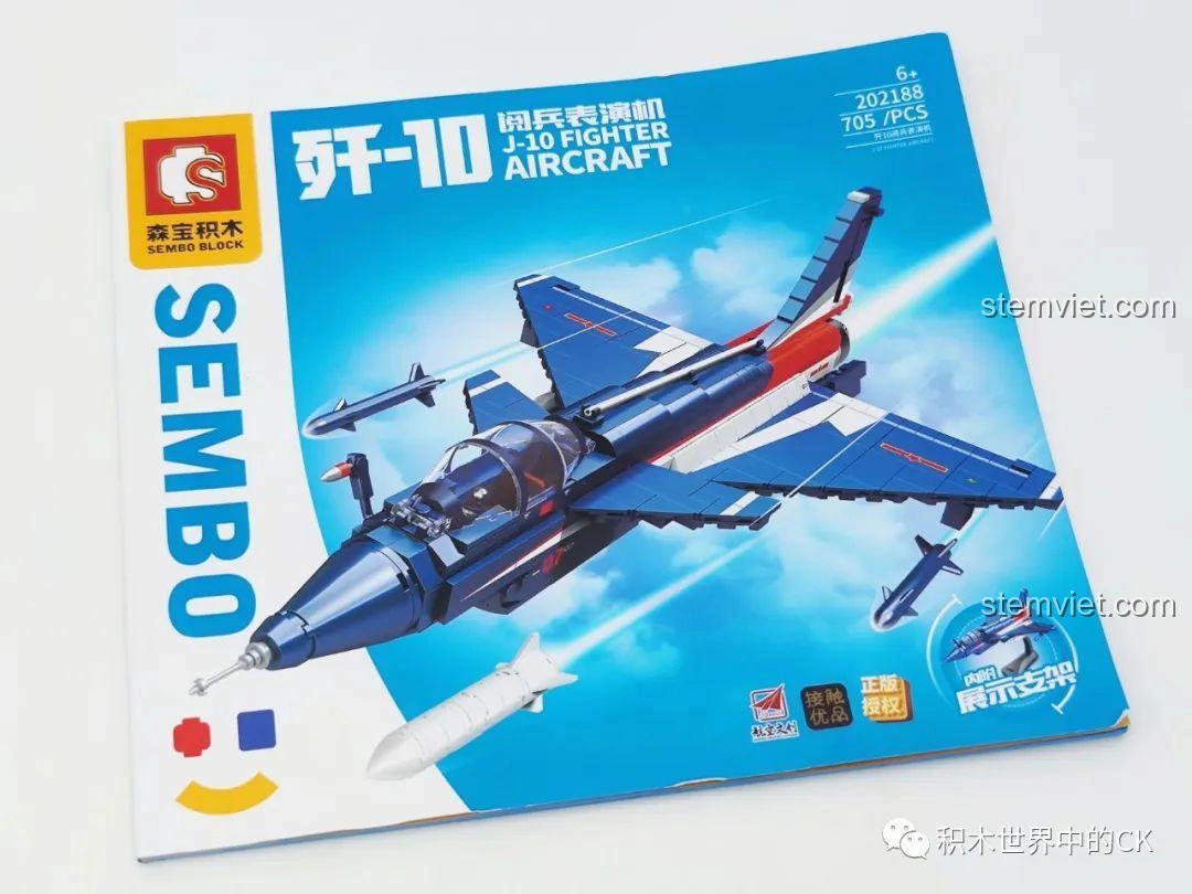 Góc nhìn chéo của hộp bộ đồ chơi lắp ráp Máy Bay Biểu Diễn J-10 SEMBO 202188, khoe trọn vẻ đẹp của máy bay và phụ kiện.